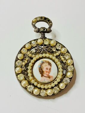 Vintage-Inspired Portrait Brooch with Pearled and Crystal Accents - Gold Tone